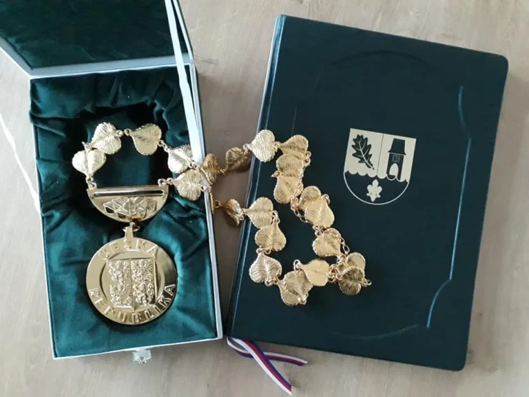 set - předávací desky + dřevěná krabička na insignie