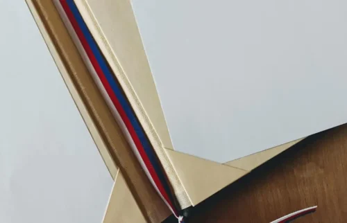 detail růžku slavnostních předávacích desek