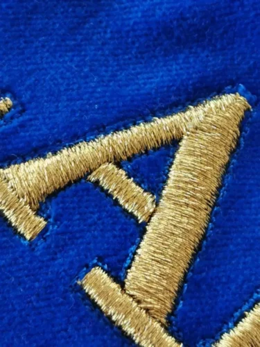 detail zlaté výšivky na stuze obce Štěměchy