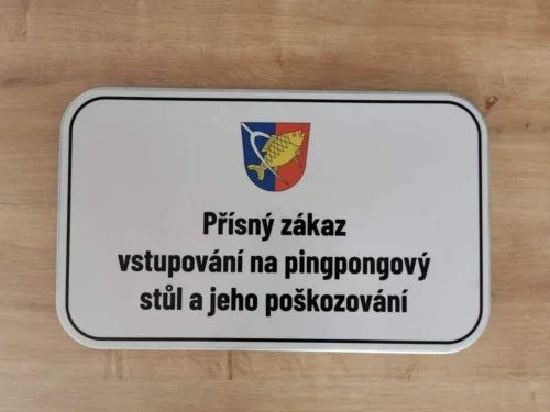 dodatková cedule přísný zákaz vstupování na pinpongový stůl a jeho poškození