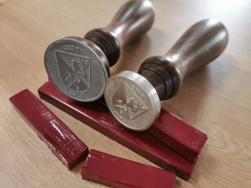 dřevěná kazeta s pečetidlem, razítkem a pečícím voskem