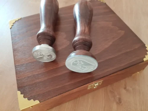 dřevěná kazeta s pečetidlem, razítkem a pečícím voskem