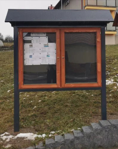 Venkovní úřední deska kombinovaná pro obec Cetoraz