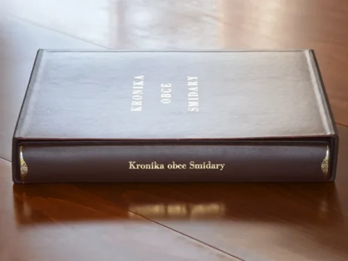 kronika obce Smirady z hnědé kůže