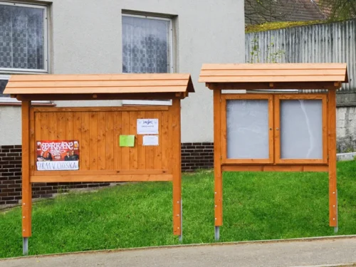 Samostatně stojící plakátovací plocha a úřední deska
