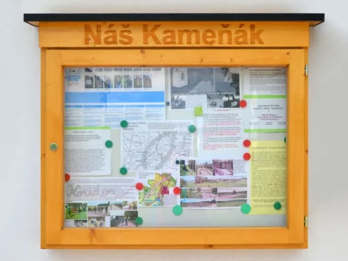 dřevěná nástěnná úřední deska jednokřídlá