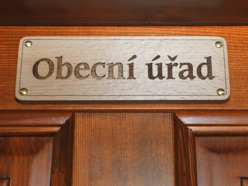 dřevěná vypalovaná cedule, obecní úřad