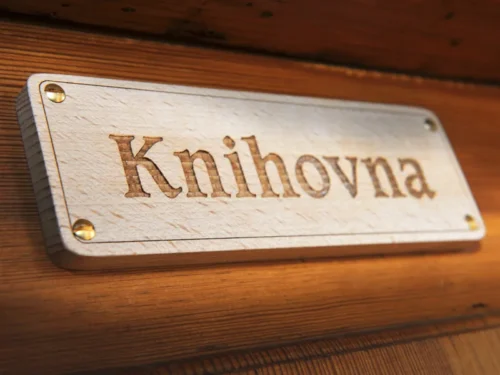 dřevěná vypalovaná cedule, knihovna
