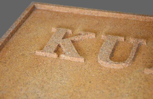 Detail textové tabule z umělého pískovce