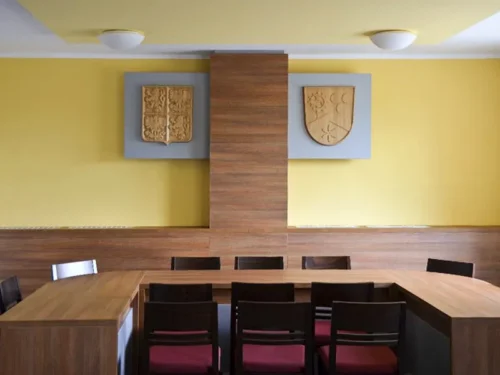 dřevěné znaky Čr a obecní znak v zasedací místnosti