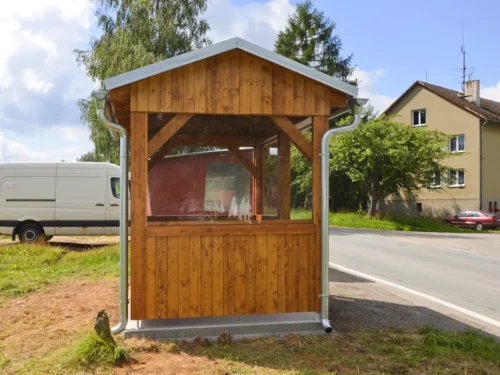 dřevěná autobusová zastávka se štítovkou