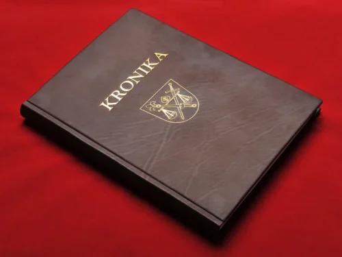 kronika obce z hnědé kůže