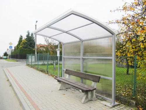 kovová autobusová zastávka s polykarbonátovou výplní