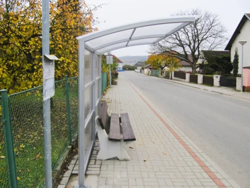 kovová autobusová zastávka s polykarbonátovou výplní