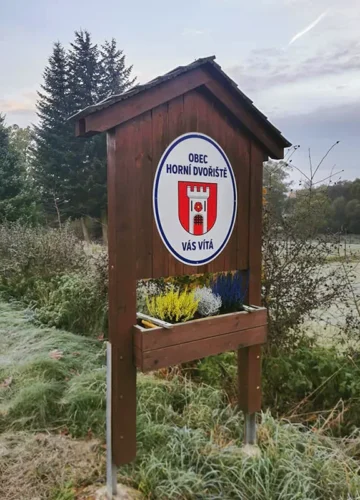 dřevená obecní uvítací cedule