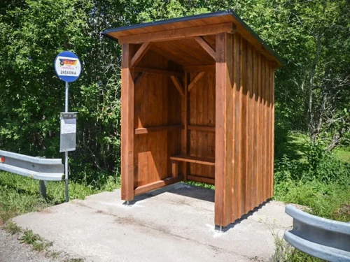 dřevěná autobusová zastávka Želnava