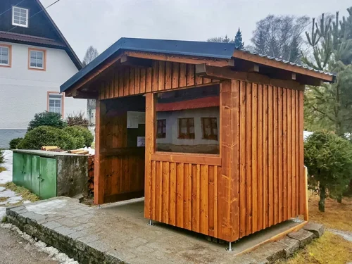 dřevěná zastávka Borová Lada
