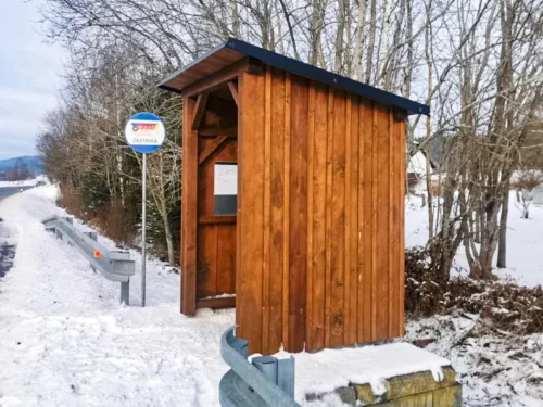 dřevěná autobusová zastávka Želnava