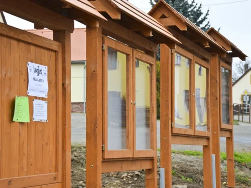 Venkovní úřední desky dřevěné, dřevěné vitríny
