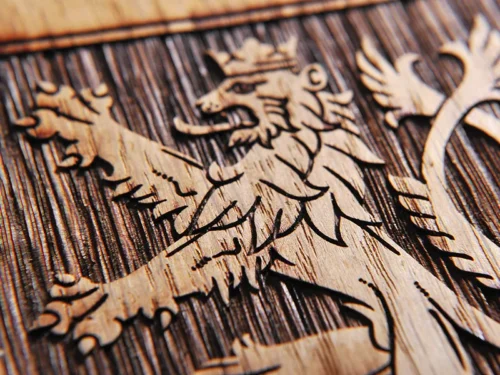 velký státní znak ze dřeva