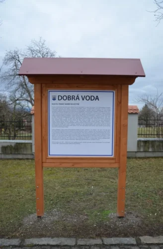 dřevěná informační tabule obce Dobrá Voda