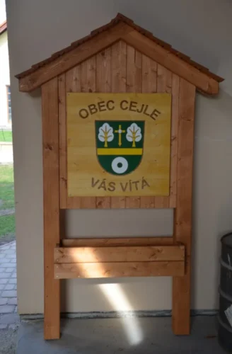 dřevěná uvítací tabule obce Cejle s vypalovaným nápisem