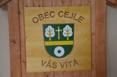 dřevěná uvítací tabule s vypalovaným nápisem obce Cejle