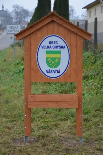 velká dřevěná uvítací tabule s oválným znakem obce