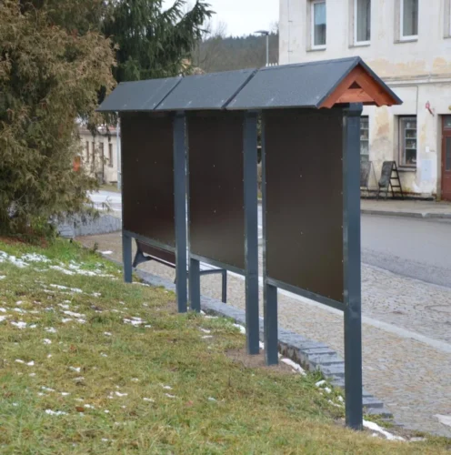 Venkovní úřední deska pohled ze zadu