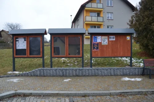 Samostatně stojící kombinované desky obce Cetoraz