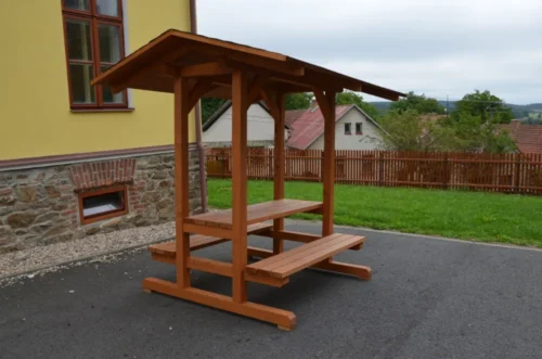 dřevěné posezení se sedlovou stříškou
