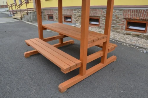 dřevěné posezení se stříškou