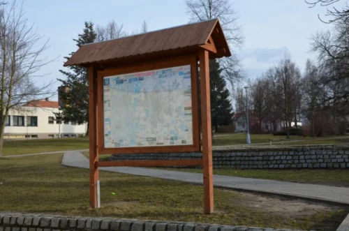 venkovní dřevěná informační tabule s mapou