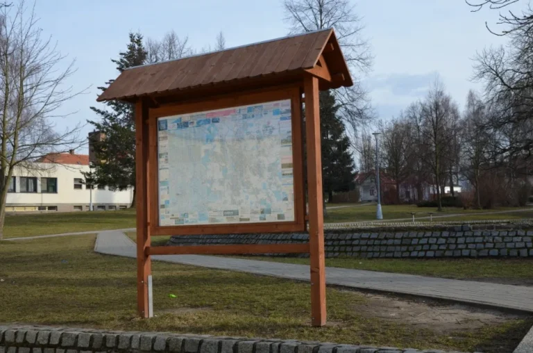 venkovní dřevěná informační tabule s mapou