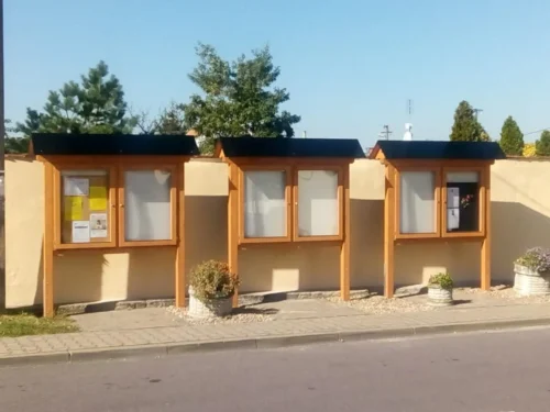 samostatně stojící dřevěné úřední desky se sedlovou střechou