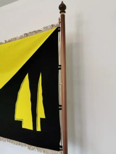 detail slavnostní sametové vlajky obce Štěměchy uchycena na žerdi