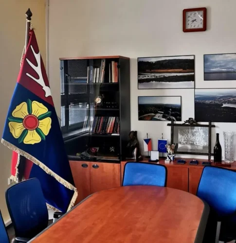 slavnostní sametová vlajka obce Studená