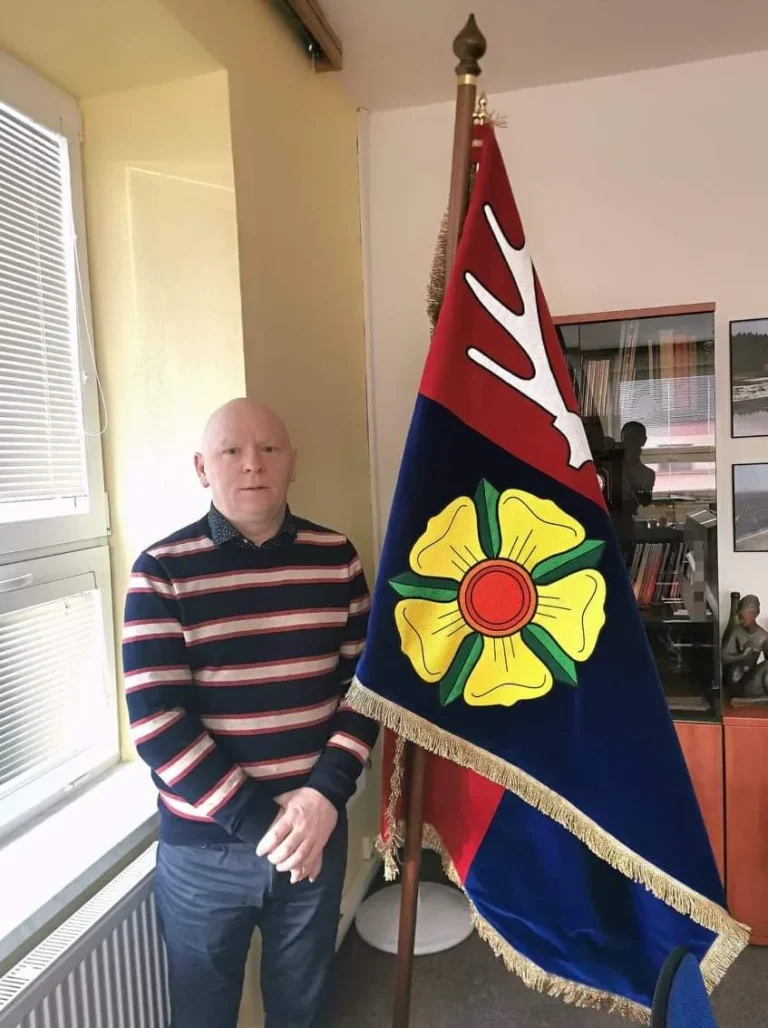 slavnostní sametová vlajka obce Studená
