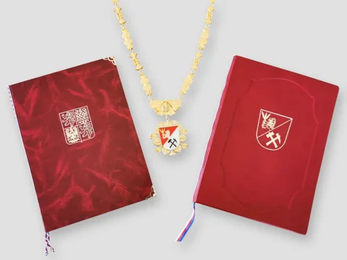 insignie a slavnostní desky Hůry
