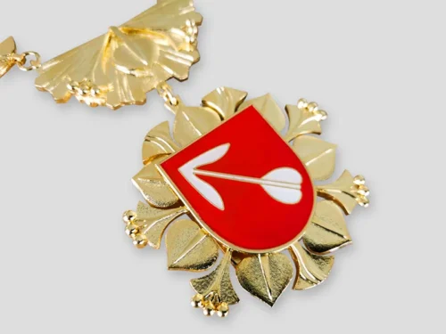 insignie s obecním znakem detail