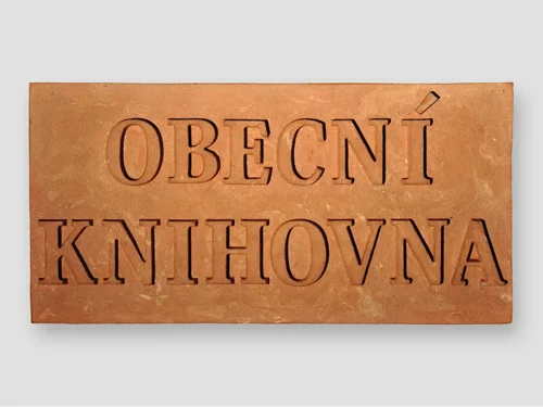cedule obecní knihovna vyrobená z keramiky