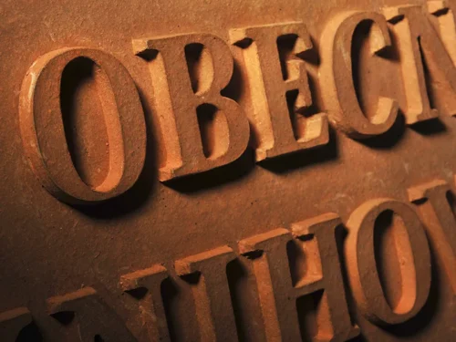 cedule obecní knihovna vyrobená z keramiky