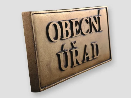 cedule obecní úřad vyrobená z keramiky