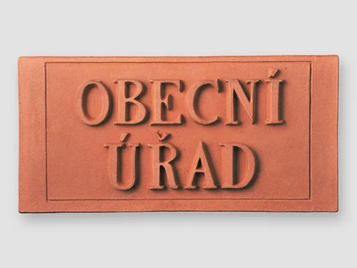 cedule obecní úřad vyrobená z keramiky