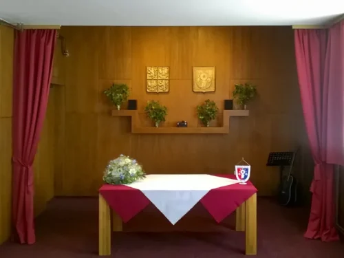 místnost s pověšenými keramickými znaky