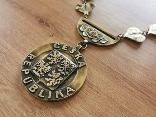 kovová insignie s velkým státním znakem ČR