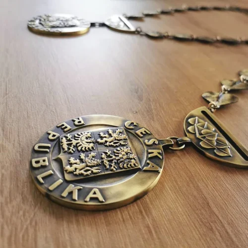 kovové insignie s velkým státním znakem ČR