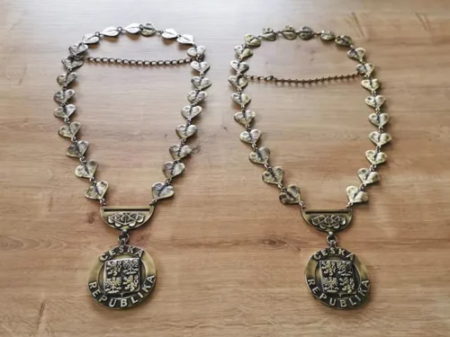 dvě kovové insignie s velkým státním znakem ČR