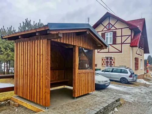 dřevěná zastávka Borová Lada
