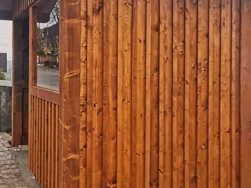 dřevěná zastávka Borová Lada